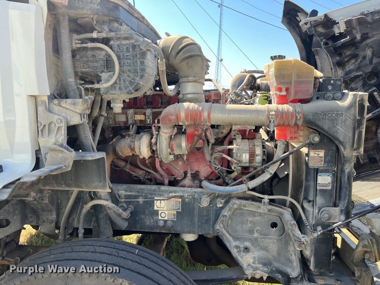 image for item EJ2899 2016 Kenworth T880 semi truck