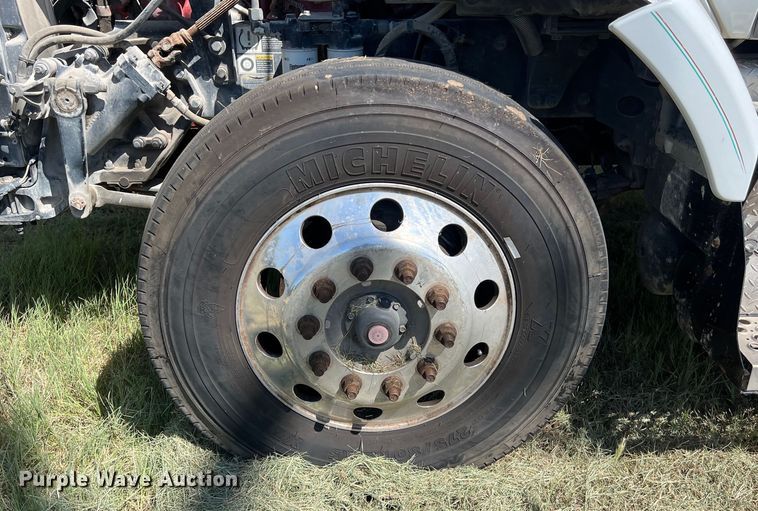 image for item EJ2899 2016 Kenworth T880 semi truck