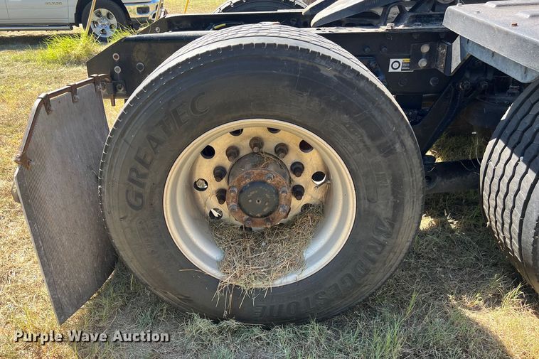 image for item EJ2899 2016 Kenworth T880 semi truck