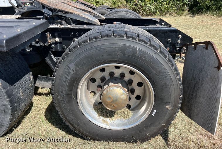 image for item EJ2899 2016 Kenworth T880 semi truck