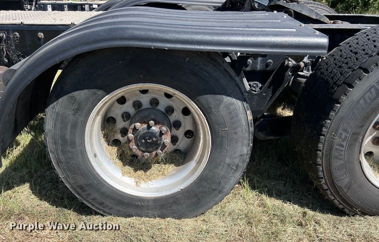 image for item EJ2899 2016 Kenworth T880 semi truck