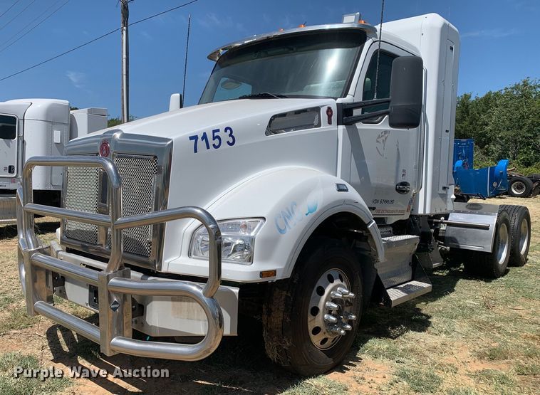 image for item EJ2900 2016 Kenworth  T880 semi truck