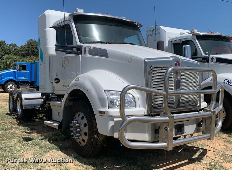 image for item EJ2900 2016 Kenworth  T880 semi truck