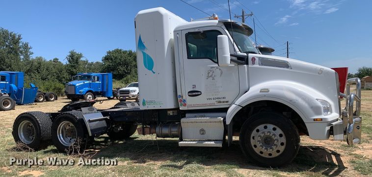 image for item EJ2900 2016 Kenworth  T880 semi truck