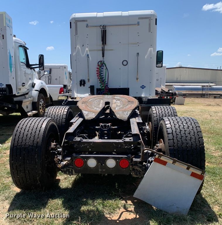 image for item EJ2900 2016 Kenworth  T880 semi truck