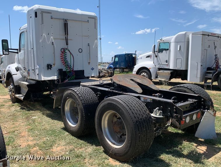 image for item EJ2900 2016 Kenworth  T880 semi truck