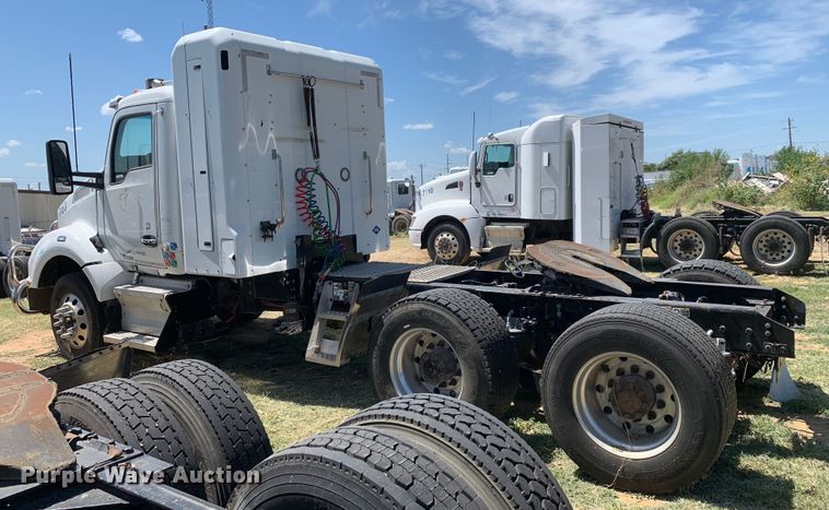 image for item EJ2900 2016 Kenworth  T880 semi truck