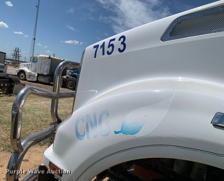 image for item EJ2900 2016 Kenworth  T880 semi truck