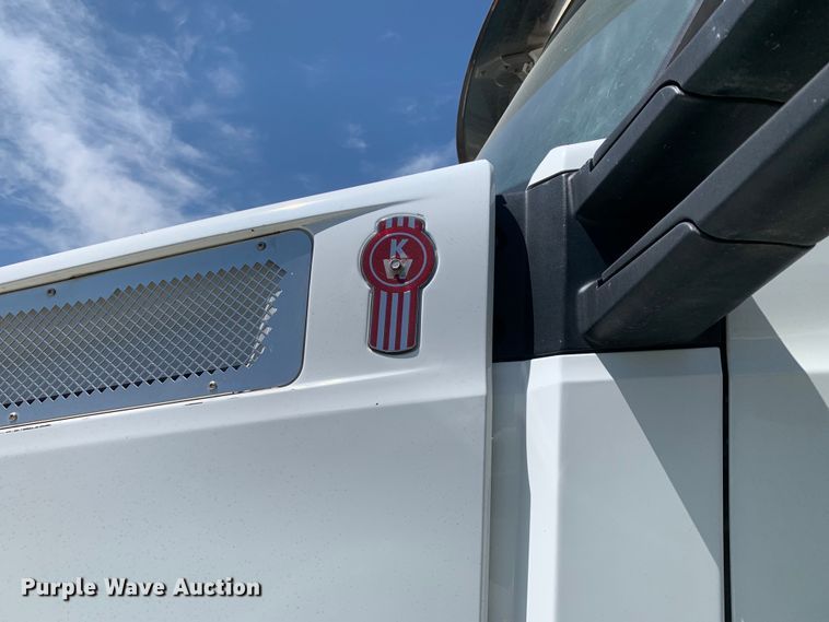 image for item EJ2900 2016 Kenworth  T880 semi truck