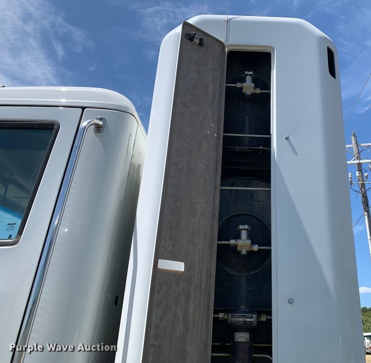 image for item EJ2900 2016 Kenworth  T880 semi truck