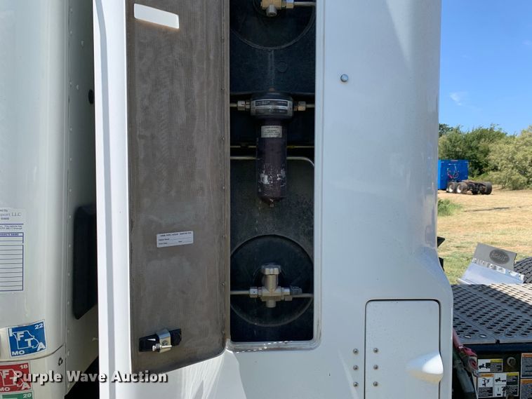 image for item EJ2900 2016 Kenworth  T880 semi truck