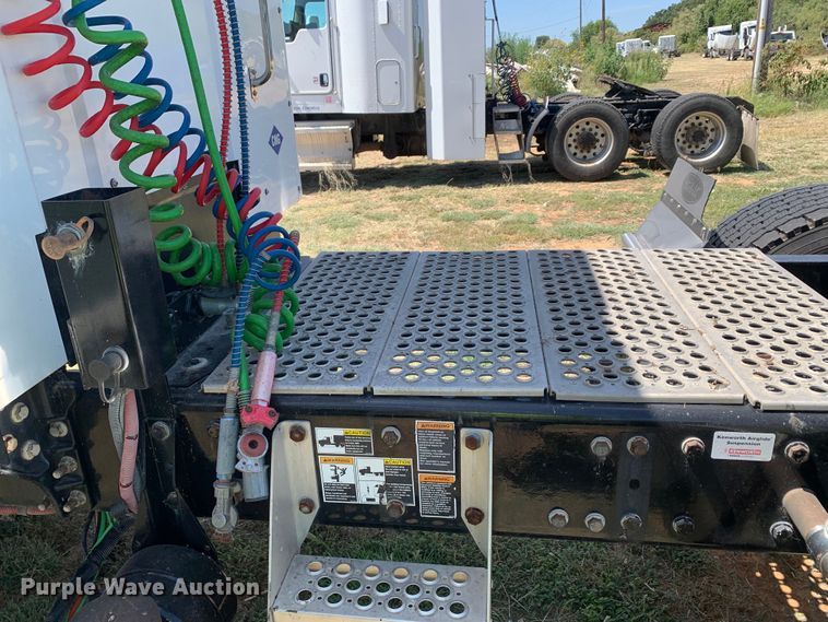 image for item EJ2900 2016 Kenworth  T880 semi truck