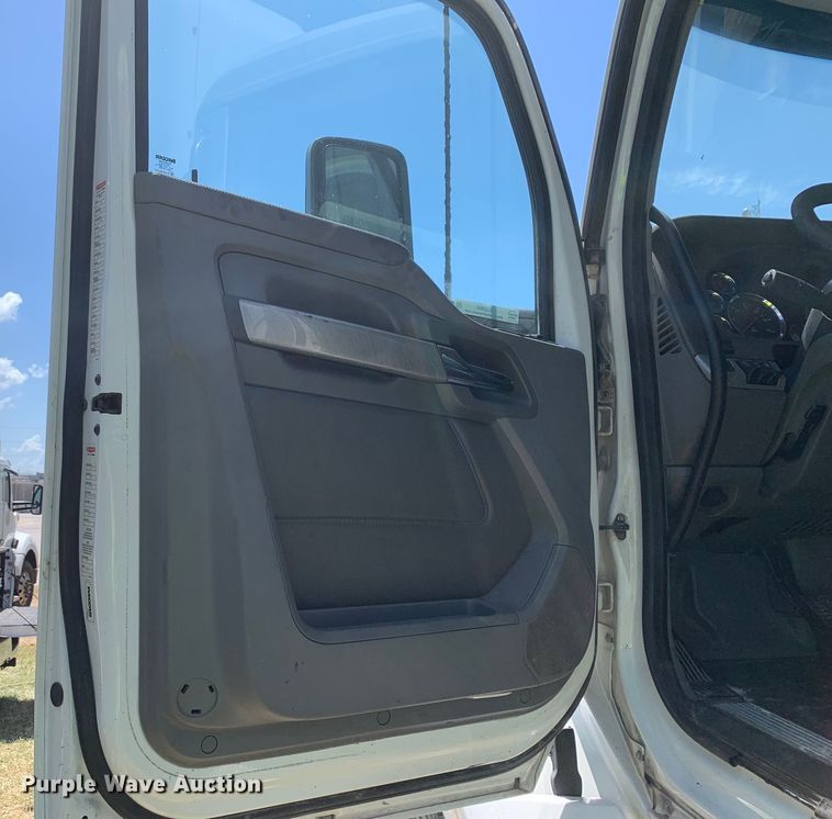 image for item EJ2900 2016 Kenworth  T880 semi truck