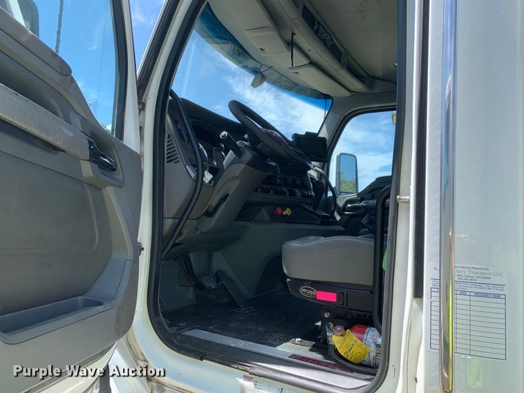 image for item EJ2900 2016 Kenworth  T880 semi truck