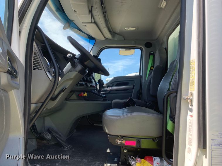 image for item EJ2900 2016 Kenworth  T880 semi truck