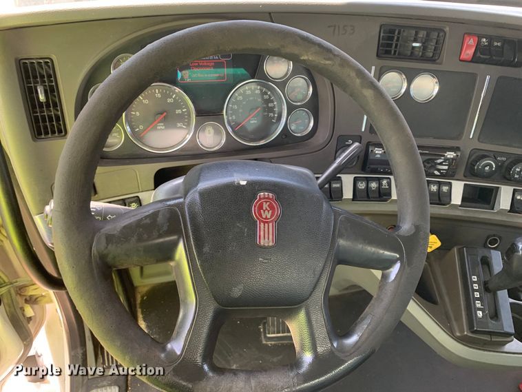 image for item EJ2900 2016 Kenworth  T880 semi truck