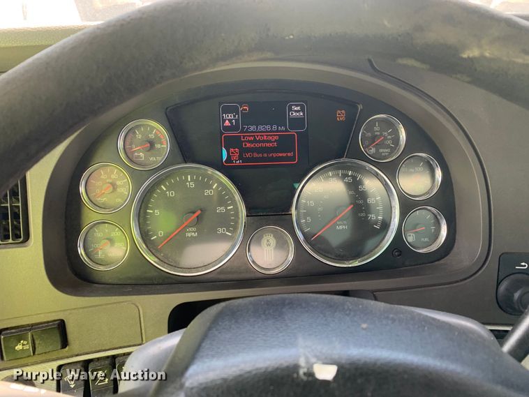 image for item EJ2900 2016 Kenworth  T880 semi truck