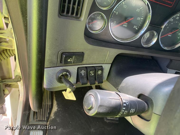 image for item EJ2900 2016 Kenworth  T880 semi truck