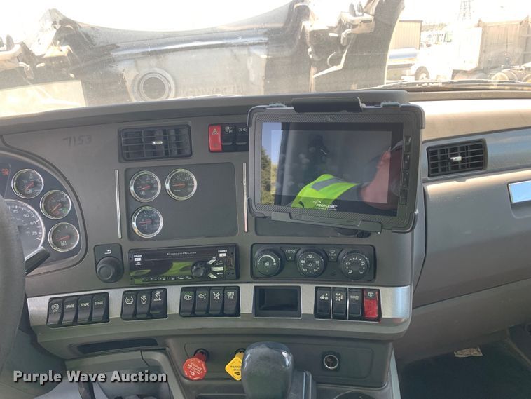 image for item EJ2900 2016 Kenworth  T880 semi truck