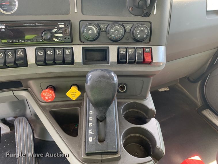 image for item EJ2900 2016 Kenworth  T880 semi truck