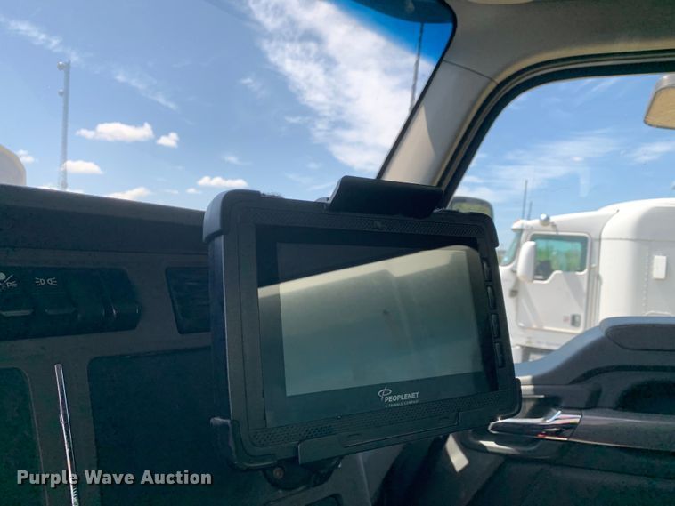 image for item EJ2900 2016 Kenworth  T880 semi truck