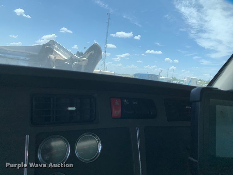 image for item EJ2900 2016 Kenworth  T880 semi truck