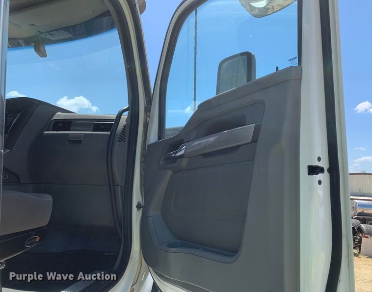 image for item EJ2900 2016 Kenworth  T880 semi truck