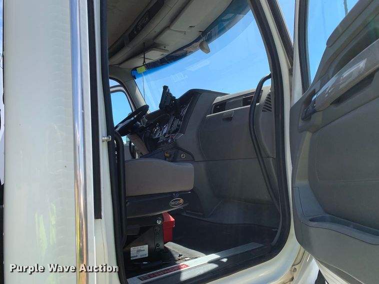 image for item EJ2900 2016 Kenworth  T880 semi truck