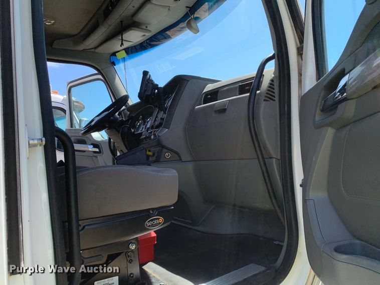 image for item EJ2900 2016 Kenworth  T880 semi truck