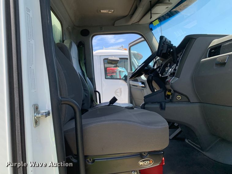 image for item EJ2900 2016 Kenworth  T880 semi truck