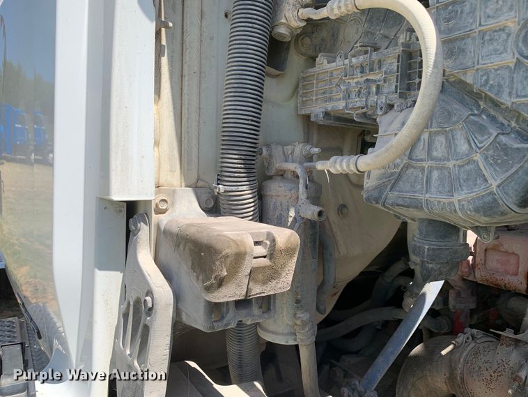 image for item EJ2900 2016 Kenworth  T880 semi truck