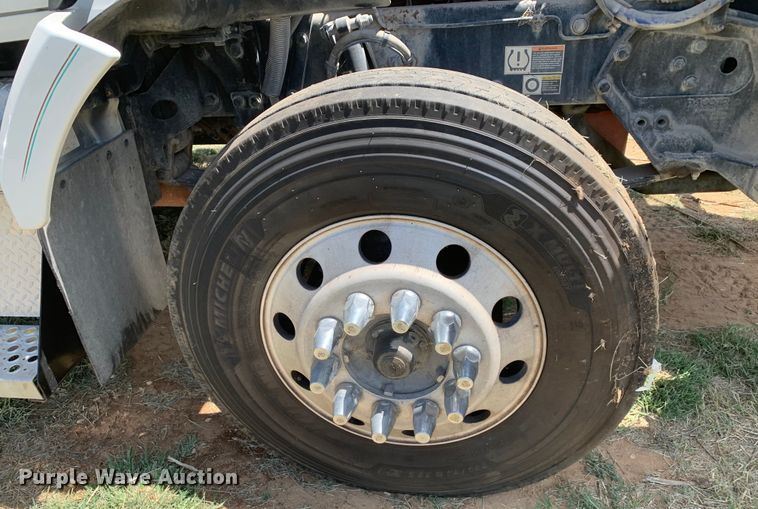 image for item EJ2900 2016 Kenworth  T880 semi truck