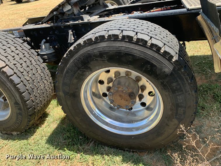 image for item EJ2900 2016 Kenworth  T880 semi truck