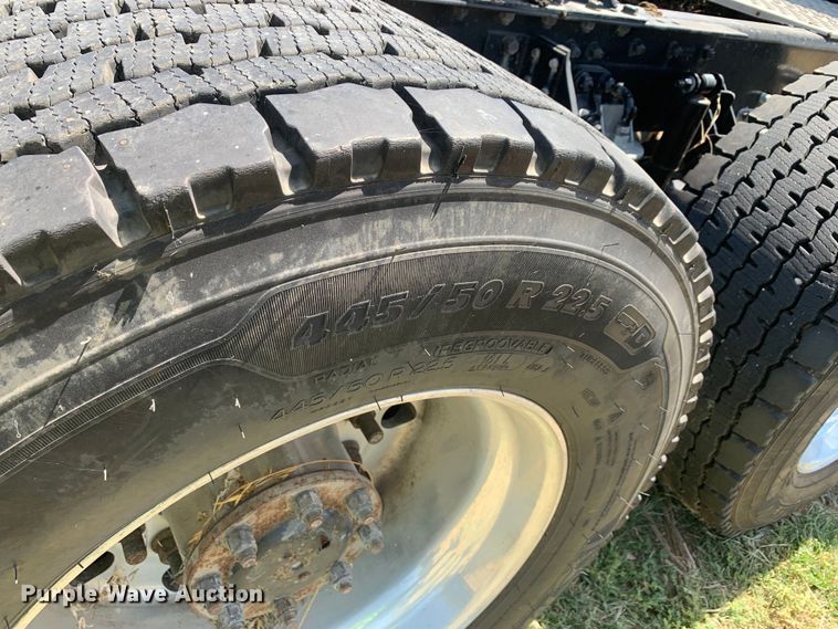 image for item EJ2900 2016 Kenworth  T880 semi truck