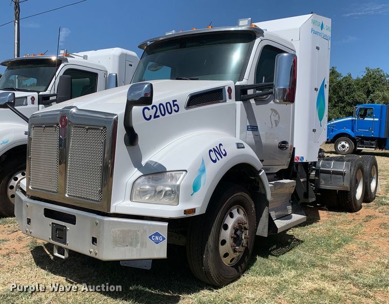 image for item EJ2901 2020 Kenworth  T880 semi truck