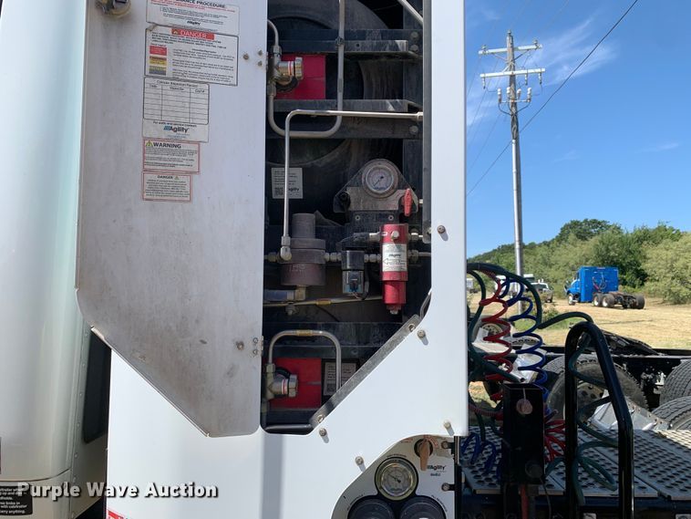 image for item EJ2901 2020 Kenworth  T880 semi truck