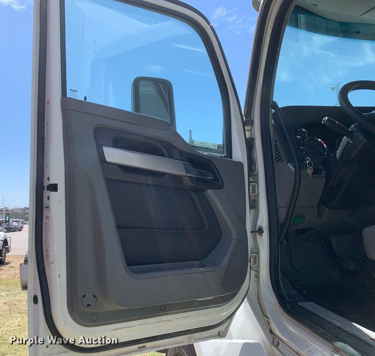 image for item EJ2901 2020 Kenworth  T880 semi truck