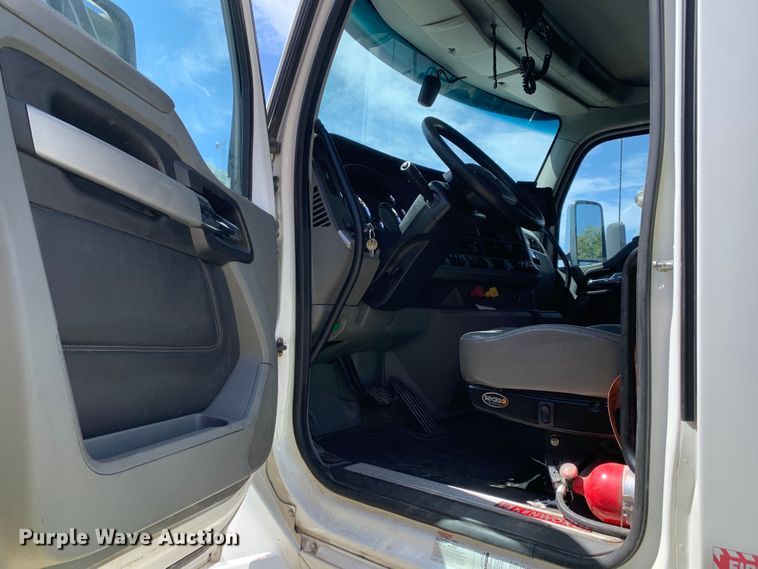 image for item EJ2901 2020 Kenworth  T880 semi truck