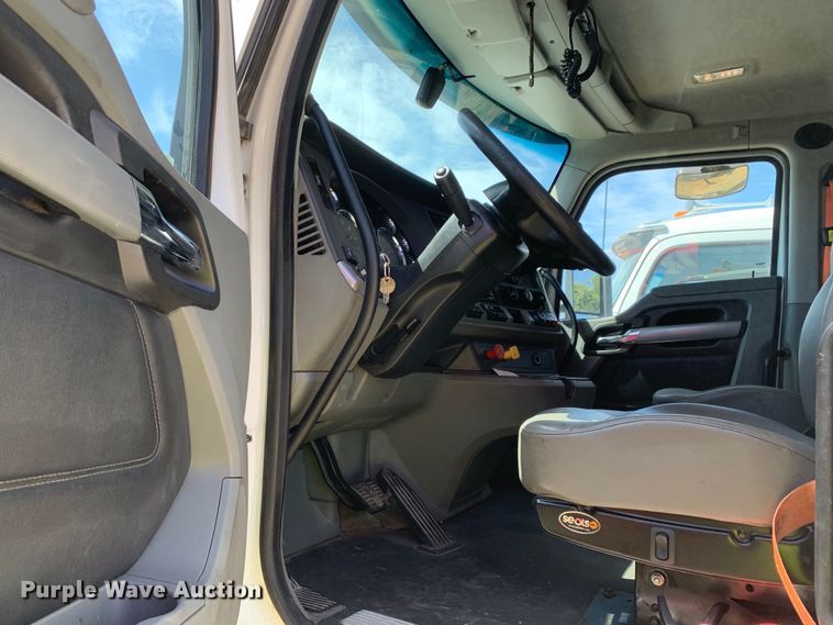 image for item EJ2901 2020 Kenworth  T880 semi truck