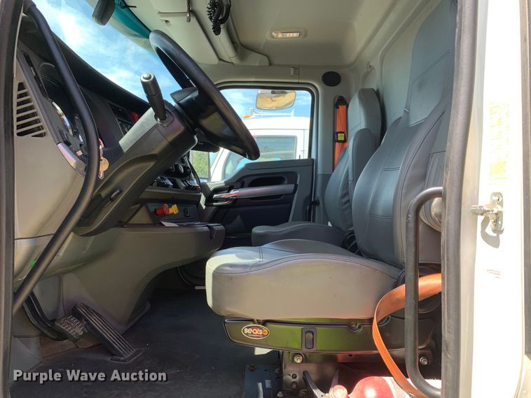 image for item EJ2901 2020 Kenworth  T880 semi truck