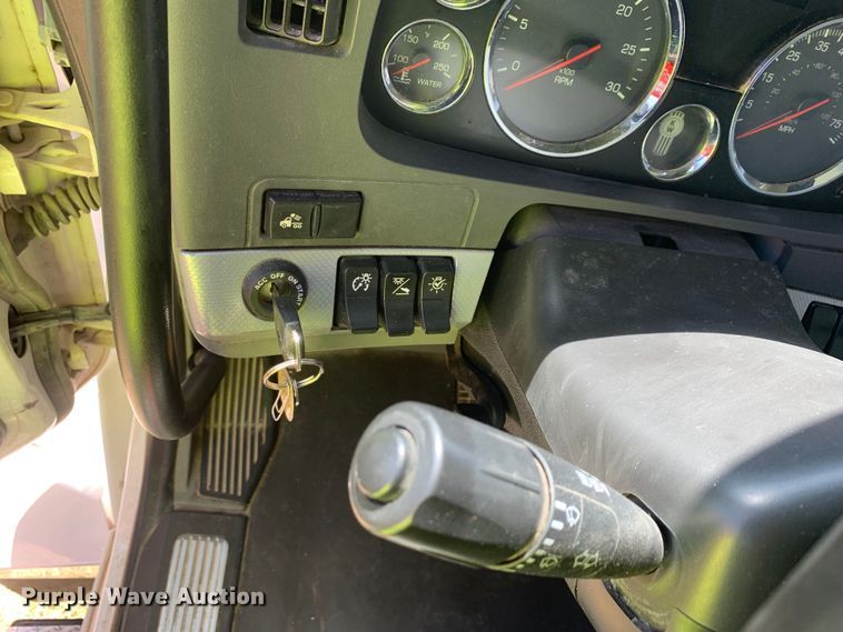 image for item EJ2901 2020 Kenworth  T880 semi truck