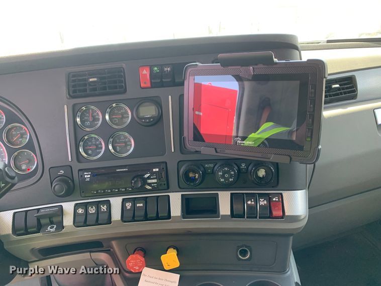 image for item EJ2901 2020 Kenworth  T880 semi truck