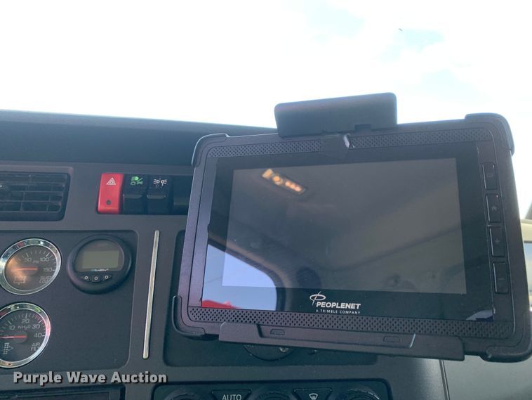 image for item EJ2901 2020 Kenworth  T880 semi truck