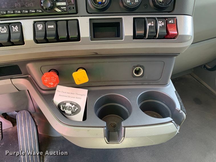 image for item EJ2901 2020 Kenworth  T880 semi truck