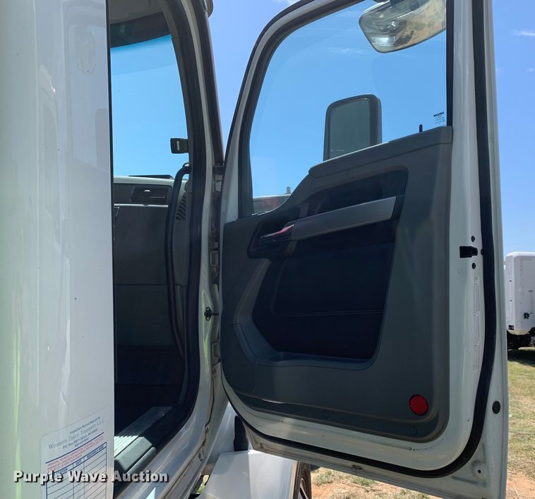 image for item EJ2901 2020 Kenworth  T880 semi truck