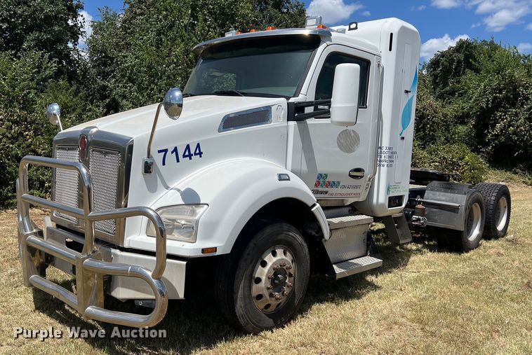 image for item EJ2902 2016 Kenworth T880 semi truck