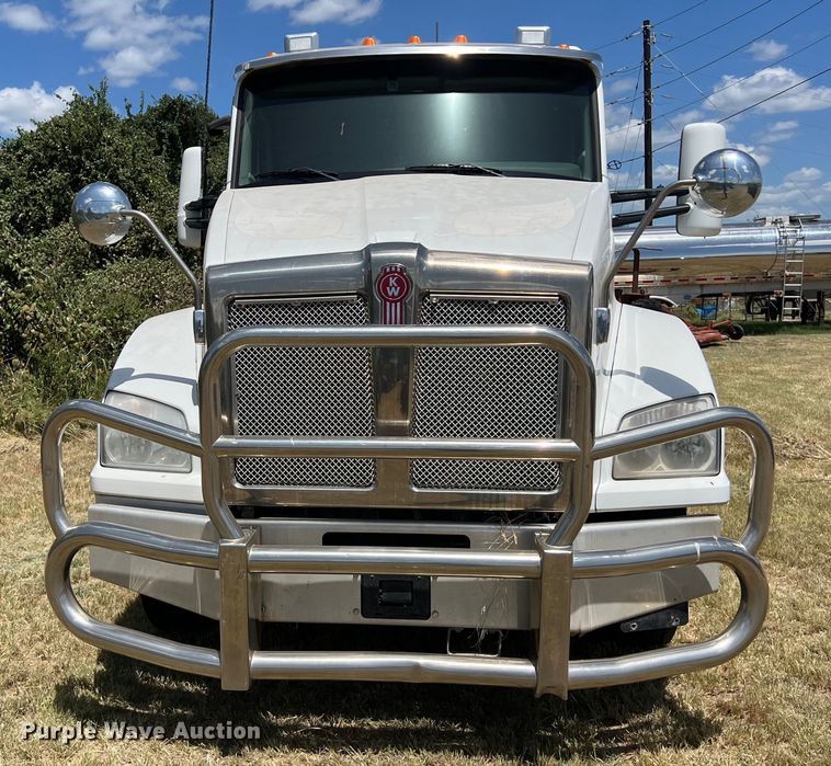 image for item EJ2902 2016 Kenworth T880 semi truck