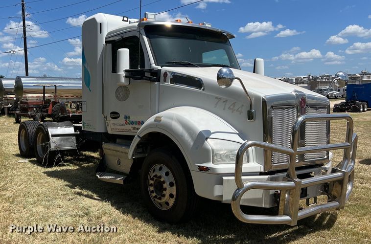 image for item EJ2902 2016 Kenworth T880 semi truck