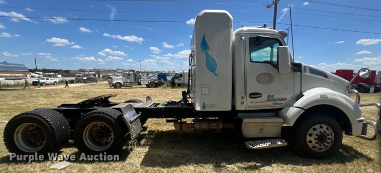 image for item EJ2902 2016 Kenworth T880 semi truck