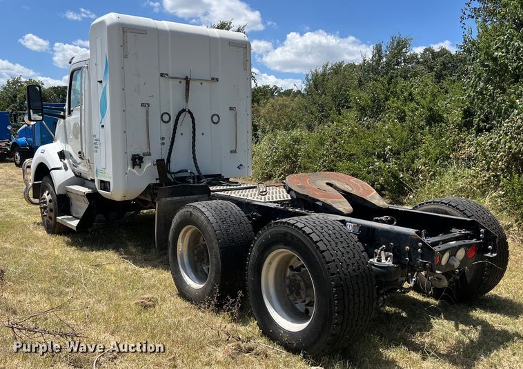 image for item EJ2902 2016 Kenworth T880 semi truck